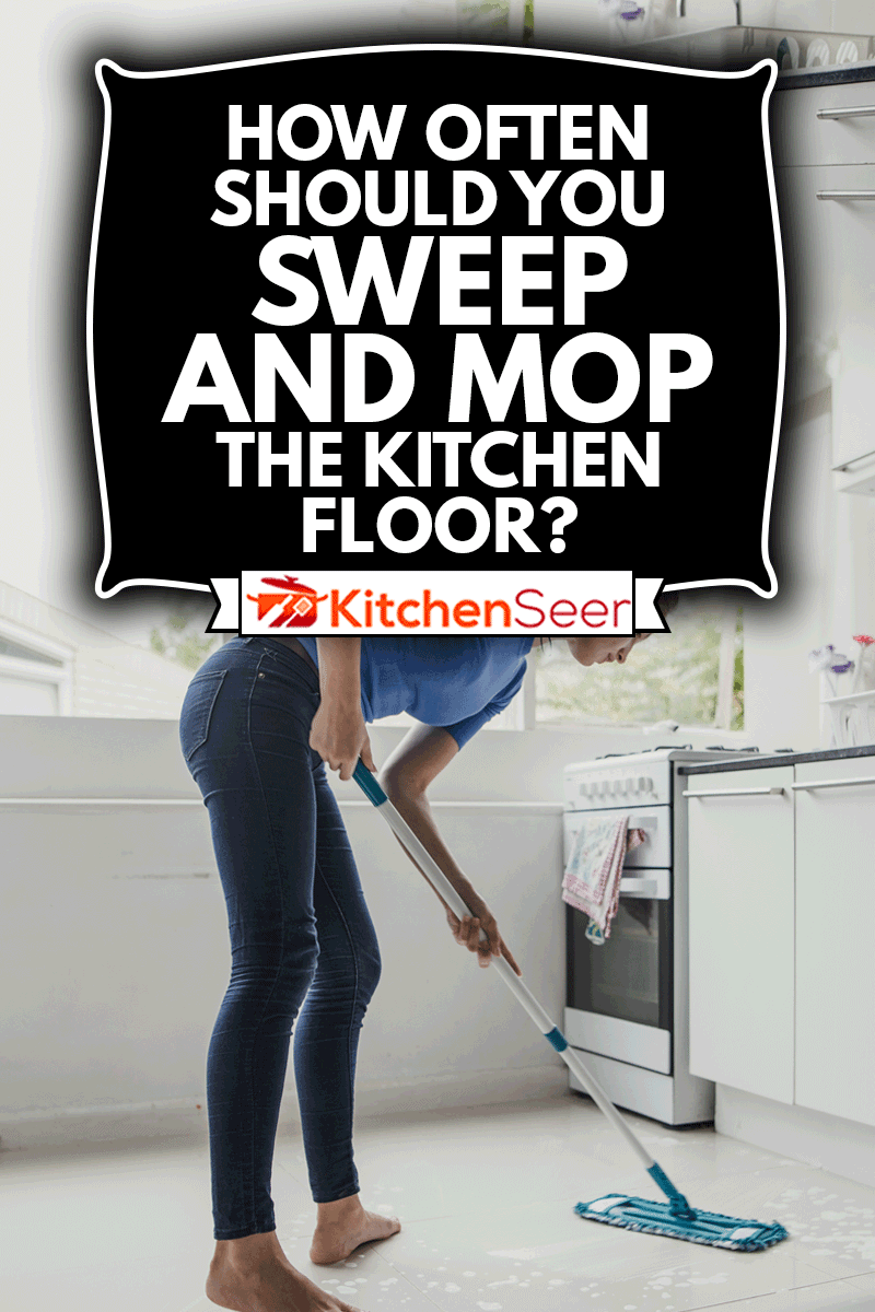 年轻女性在厨房打扫地板，你应该多久打扫一次厨房地板?bd手机下载