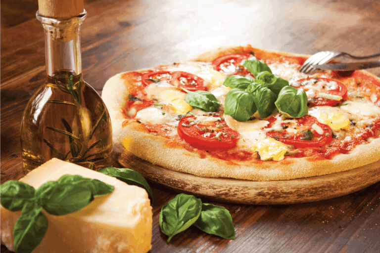 意大利披萨一个木制托盘干酪和橄榄油。如何防止披萨坚持托盘