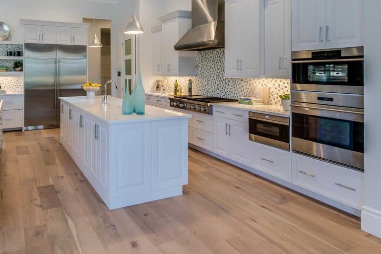 大而宽敞的厨房，配有不锈钢电器bd手机下载，厨房地板应该与房子的其他部分相匹配吗?
