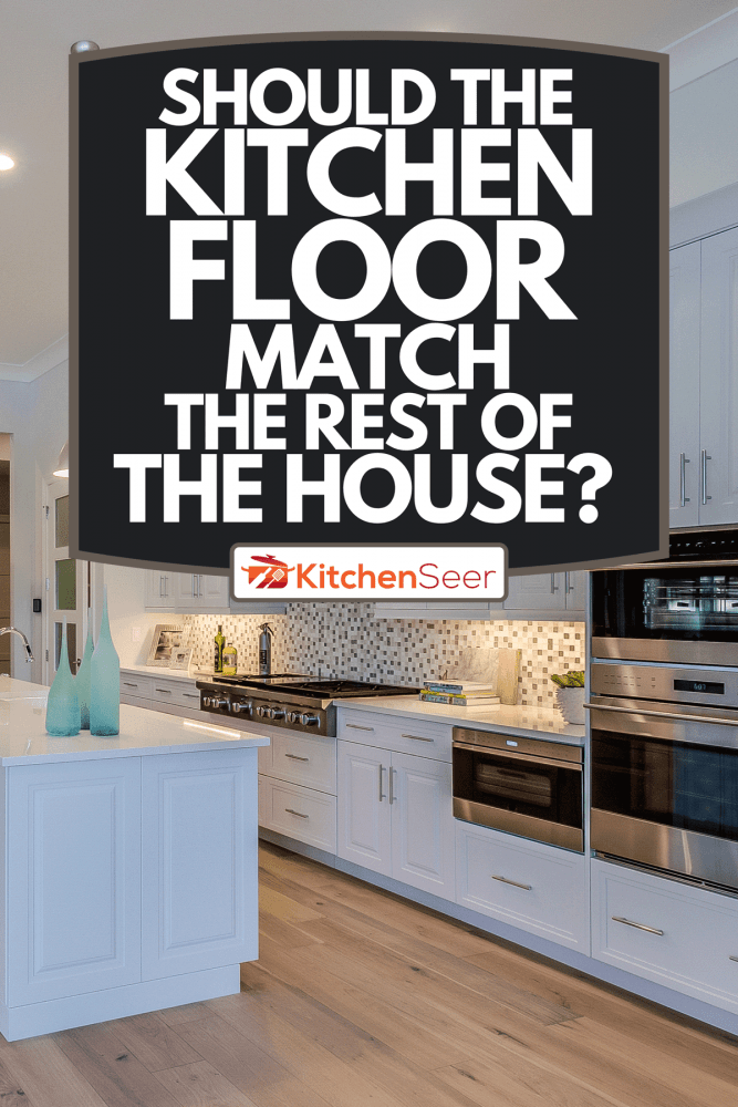 一个大而宽敞的厨房，配有不锈钢电器bd手机下载，厨房地板应该与房子的其他部分相匹配吗?