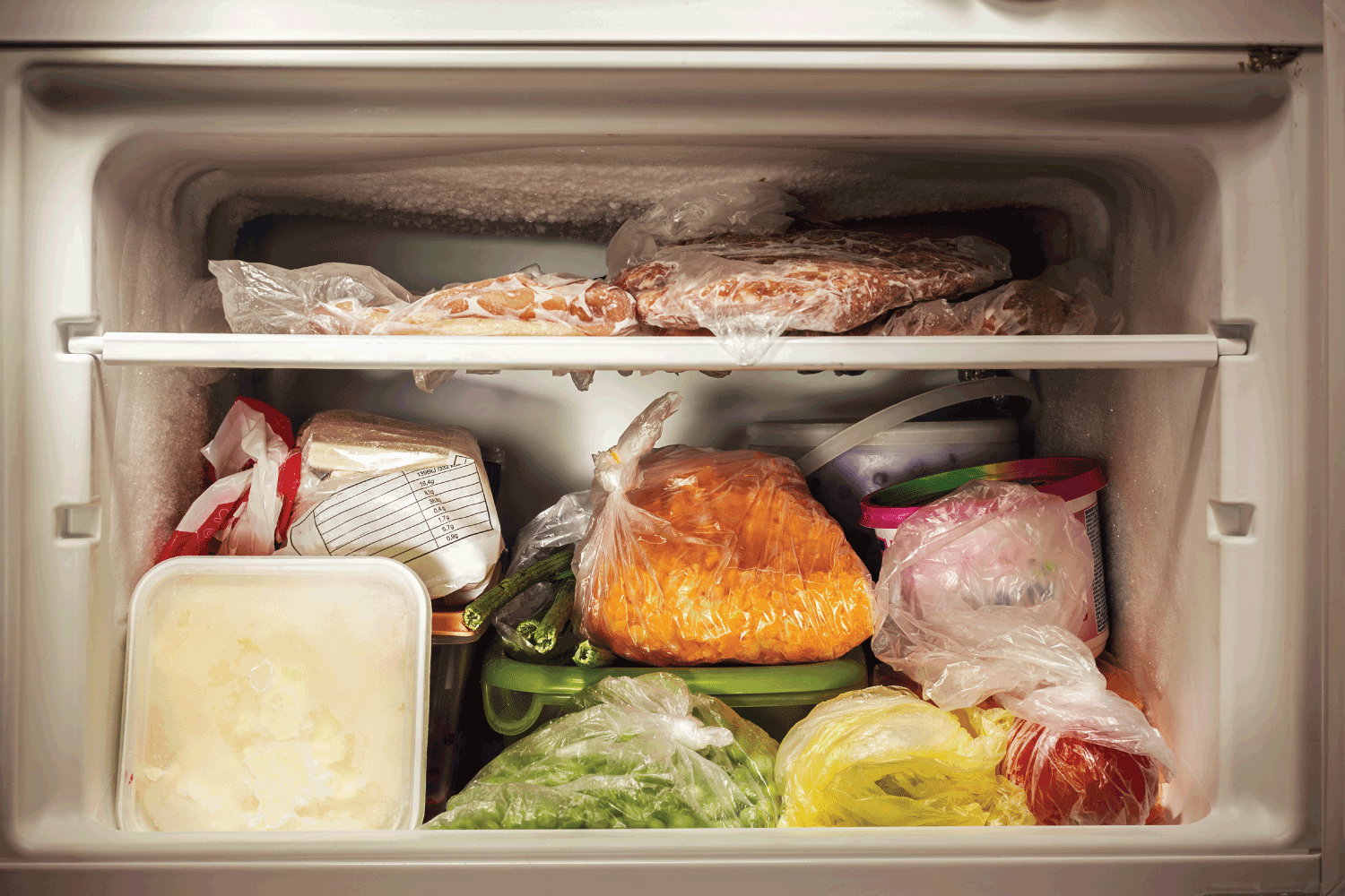 各种冷冻食品在冰箱