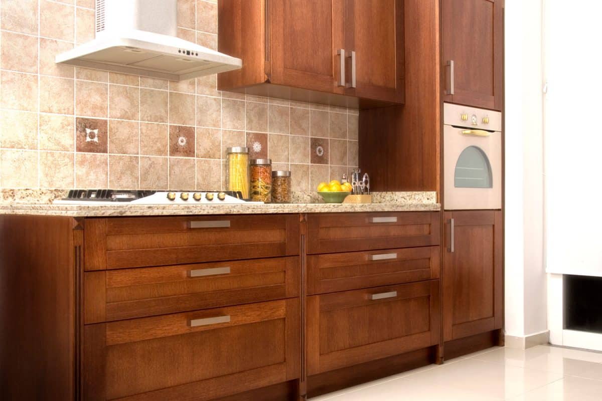 与布bd手机下载朗橡木橱柜厨房瓷砖连壁和白色rangehood,如何调整厨房抽屉面板