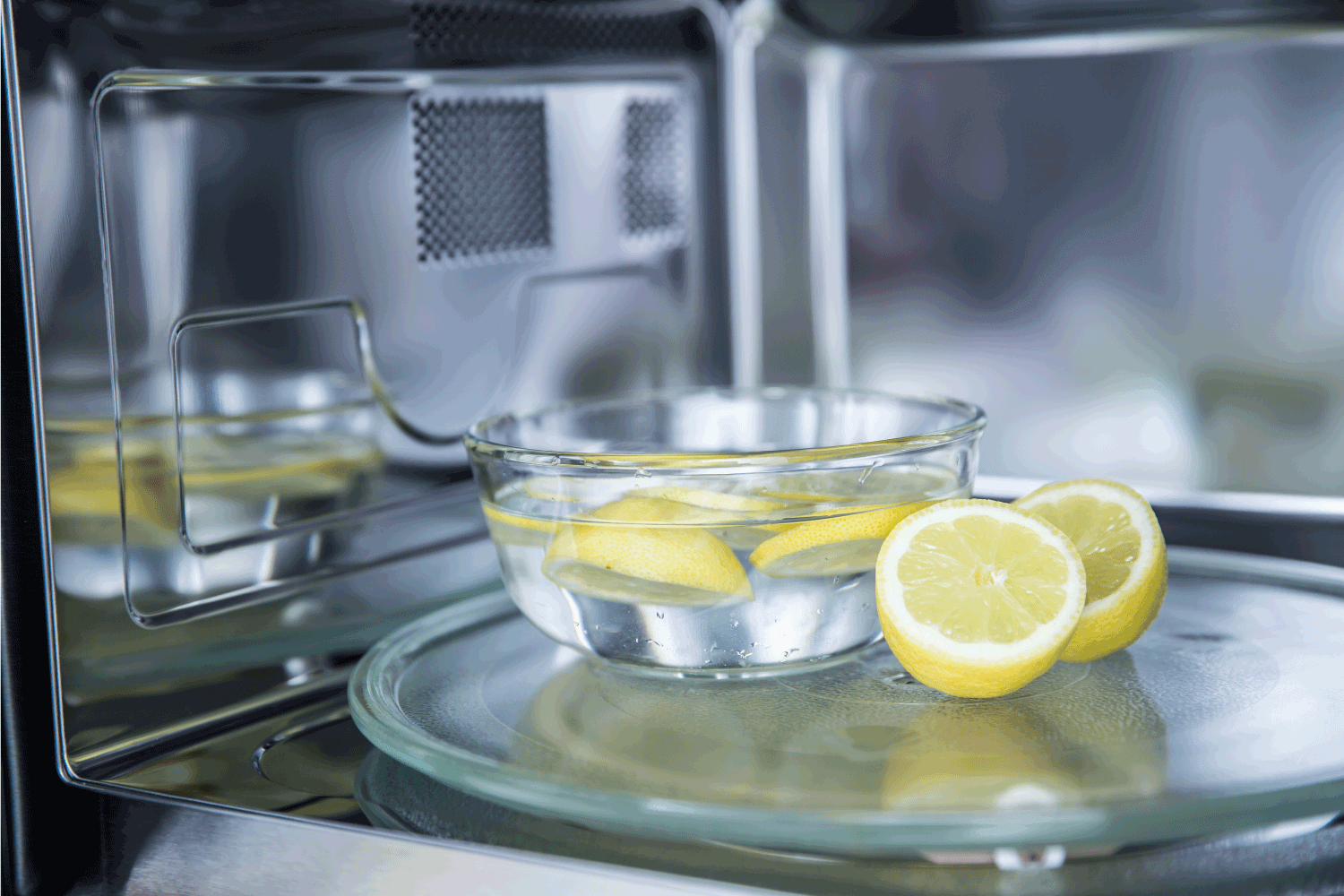 用水和柠檬在微波炉中清洗的方法。