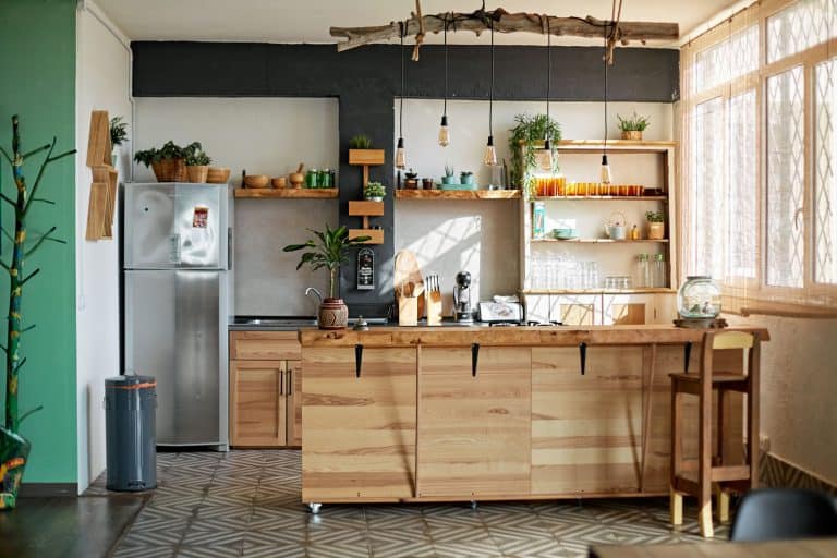 现代乡村风格与木制橱柜和厨房木质早餐酒吧,如bd手机下载何填补空面积在厨房里
