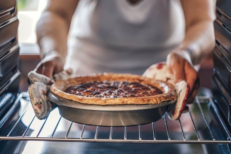在烤箱烤山核桃派了假期,你应该油脂和面粉饼锅吗?