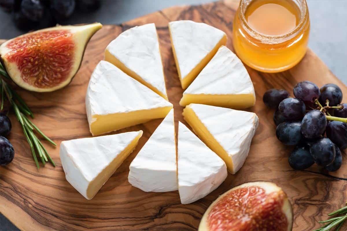 布里奶酪配葡萄和蜂蜜放在木板上，你应该剥布里奶酪吗?
