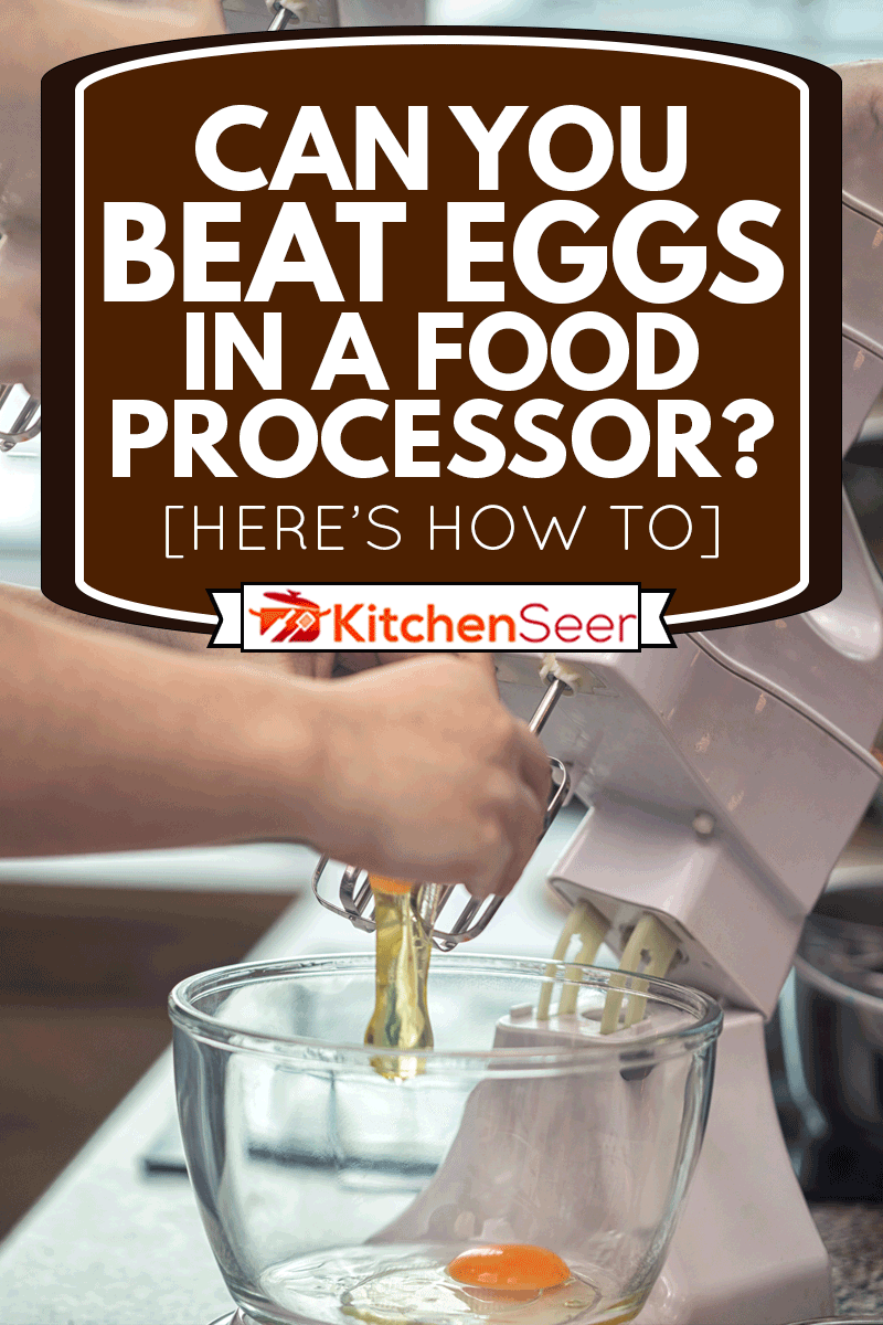 近距离的手把鸡蛋倒进搅拌机的碗里，同时为节日准备巧克力蛋糕和水煮梨，你能在食品加工机打鸡蛋吗?[如何做]