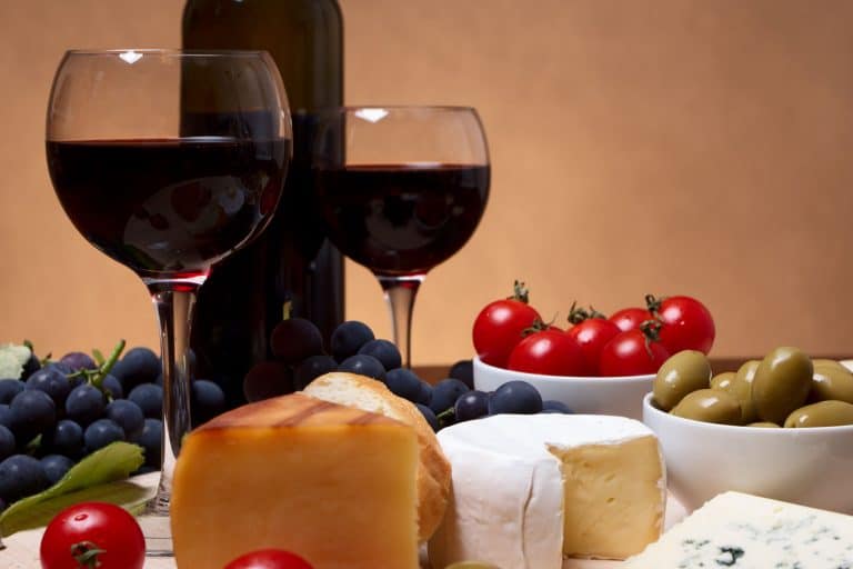樱桃、杏仁、葡萄和红酒在一个豪华的餐厅,酒杯的标准尺寸是多少?