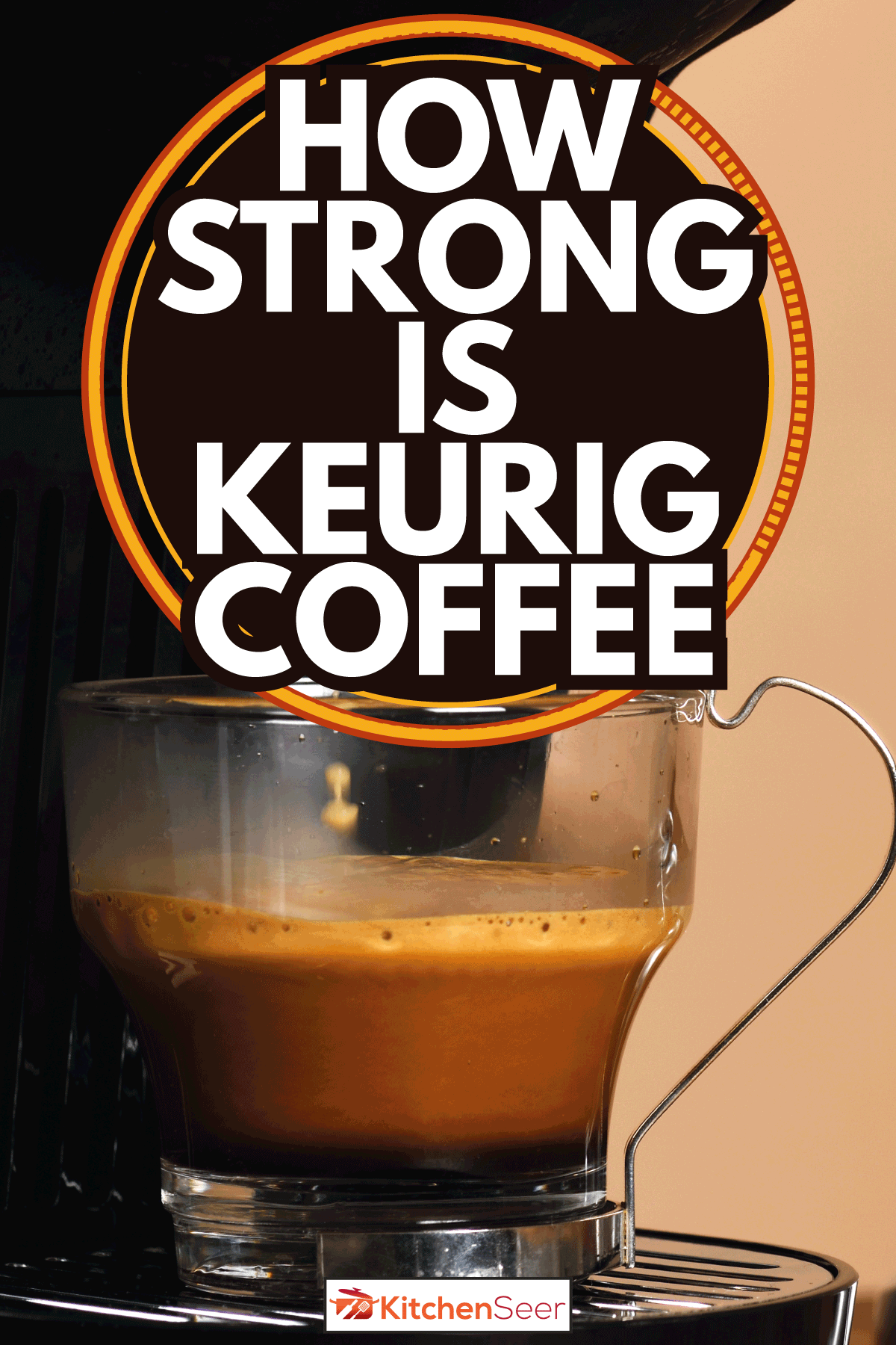咖啡机煮咖啡在玻璃杯子。Keurig咖啡有多强