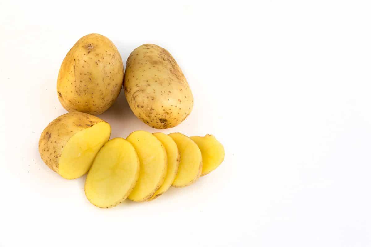 新鲜有机蔬菜;白色背景是土豆。