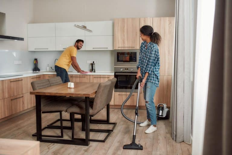 快乐的多元文化的夫妇在休闲服装清洗他们的现代厨房,如何让厨房地砖看起来新bd手机下载