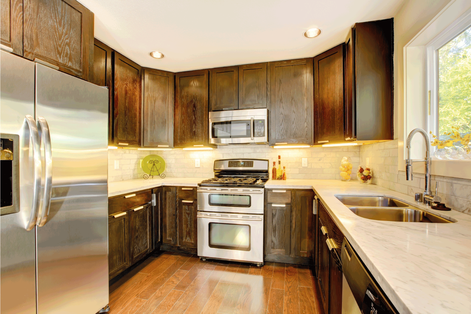 现代奢华的新深棕色和白色厨房，暗与光的概念bd手机下载