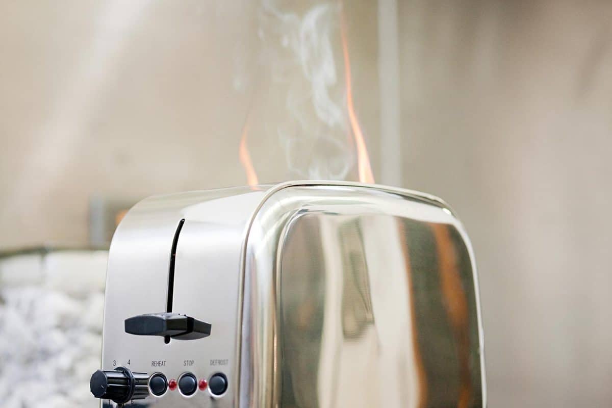 烤面包机着火的照片