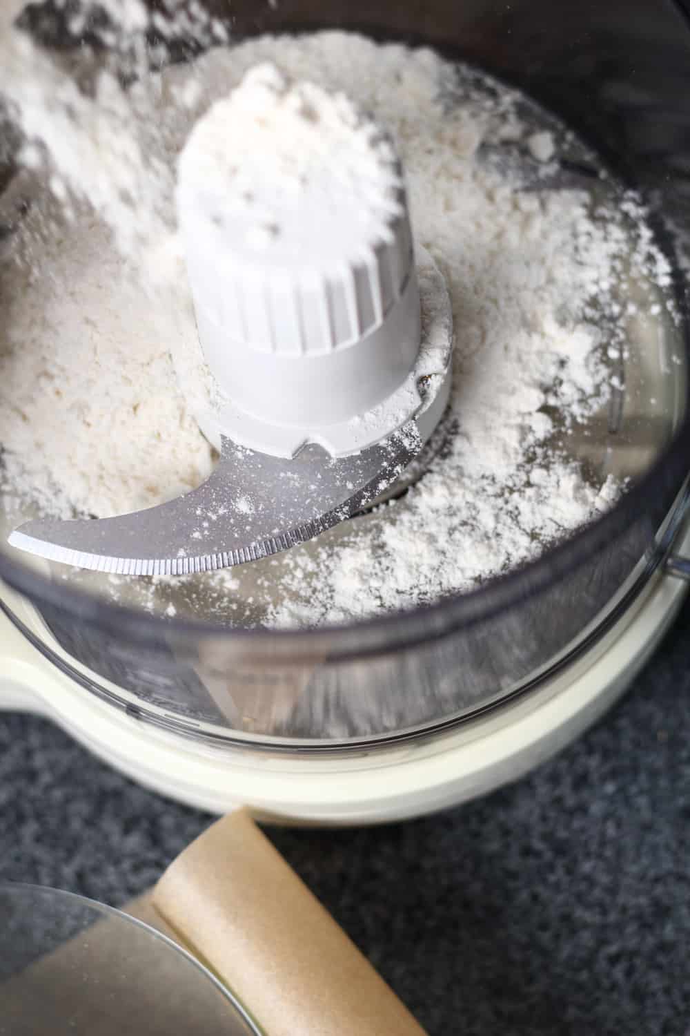 将面粉倒入食品加工机。制作波士顿班纳菲派。