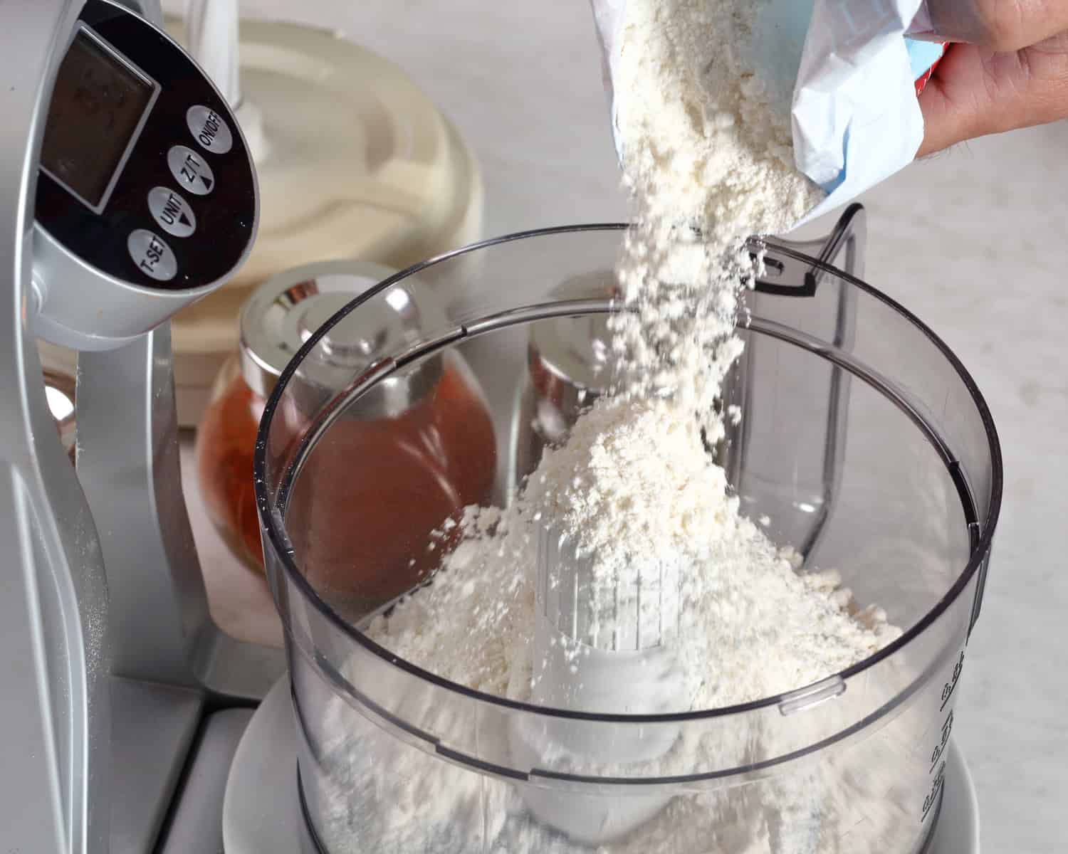 将面粉倒入搅拌机。制作糖浆派系列。