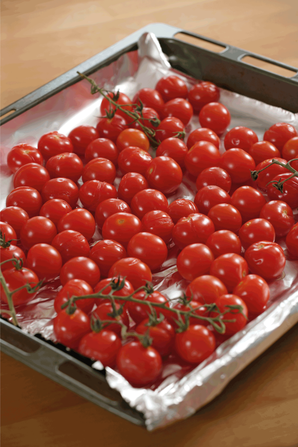 在烤盘烤樱桃番茄