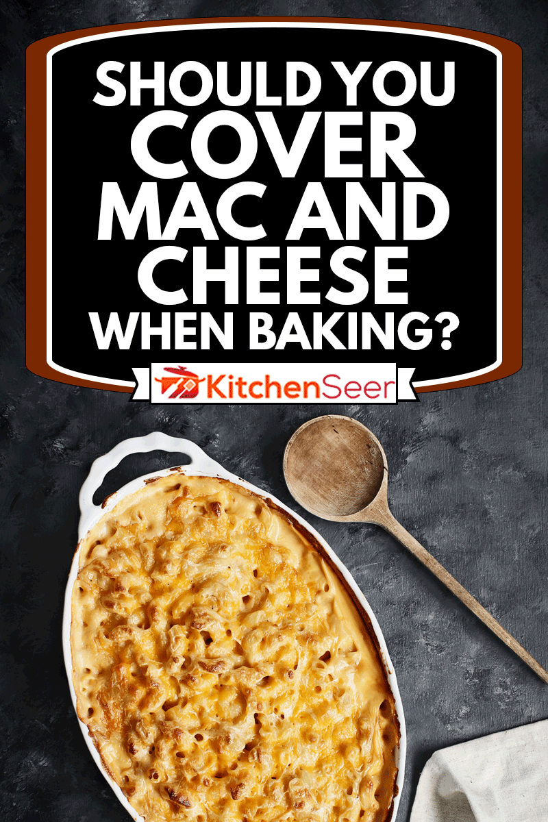 高角度视图的菜新鲜出炉的通心粉和奶酪与台布老木匙乡村深色背景,烘烤时你应该覆盖Mac和奶酪?
