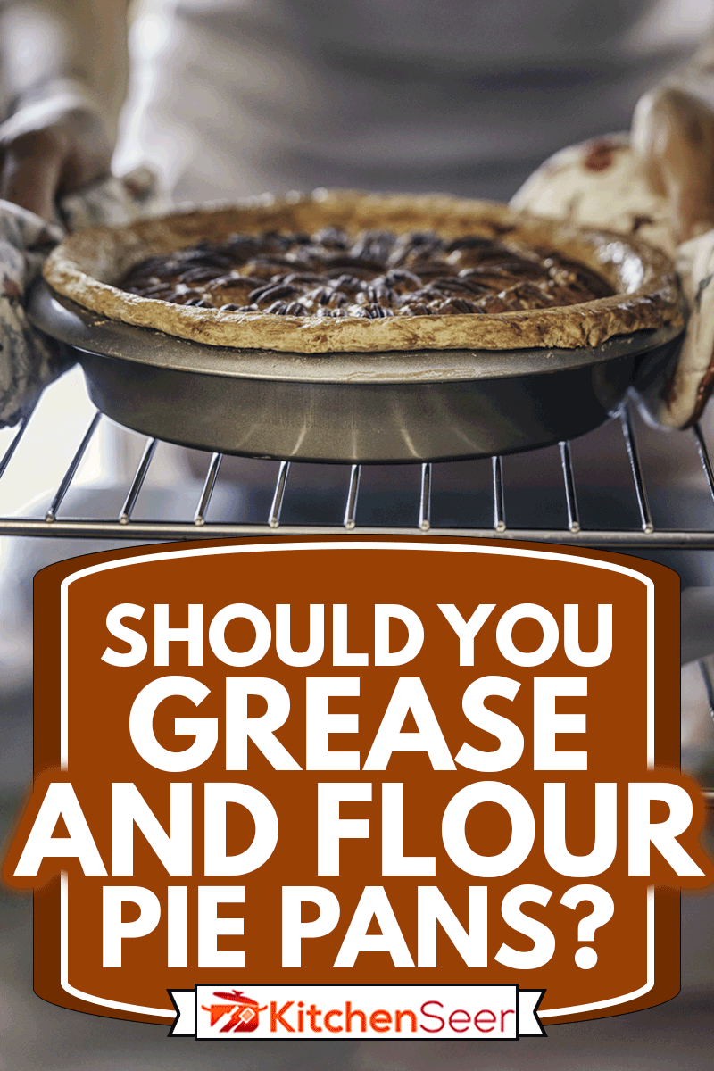 假日用烤箱烤山核桃派，你应该在派盘上涂油和面粉吗?