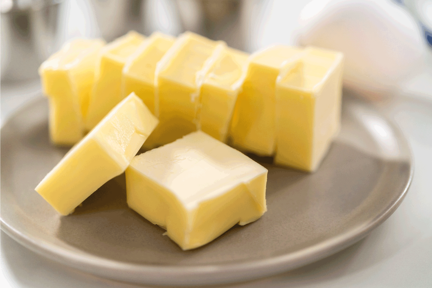 把黄油切成小方块的烘烤