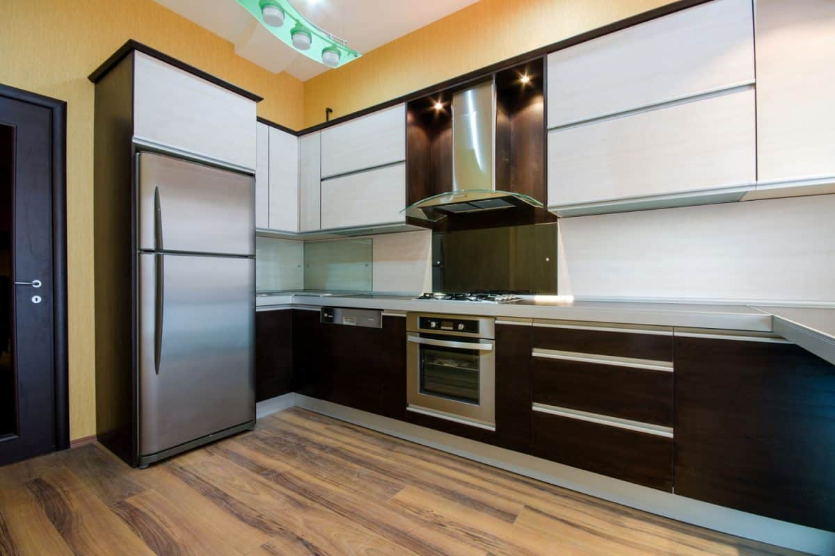 不锈钢制造的厨房，有大跨度的浮动和较低的橱柜bd手机下载