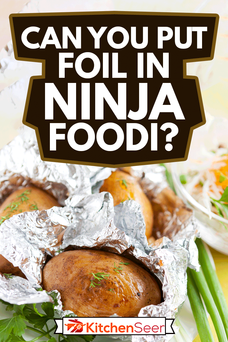 夹克土豆烤箔，和新鲜的绿色蔬菜使用空气炸锅，你能把箔在忍者Foodi?
