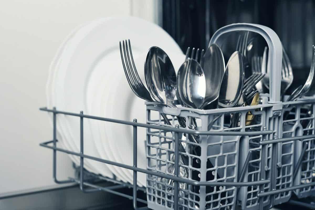 餐具和盘子在洗碗机中清洗干净