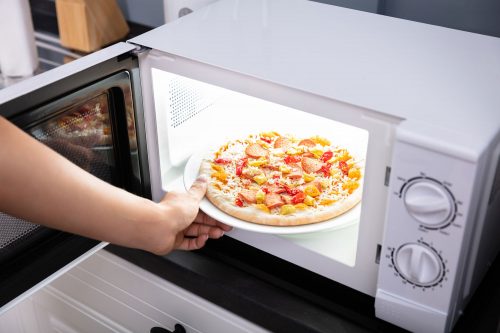 阅读更多关于如何在微波炉中重新加热披萨的文章