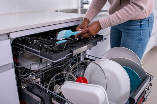阅读更多关于“洗碗机是浪费还是节约水和电?”