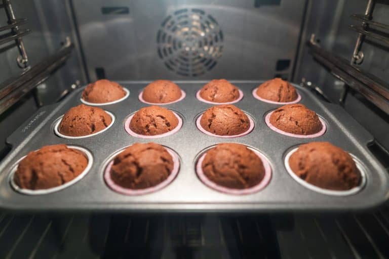美味的棕色的巧克力放进烤箱,黑蛋糕平底锅煮得更快吗?