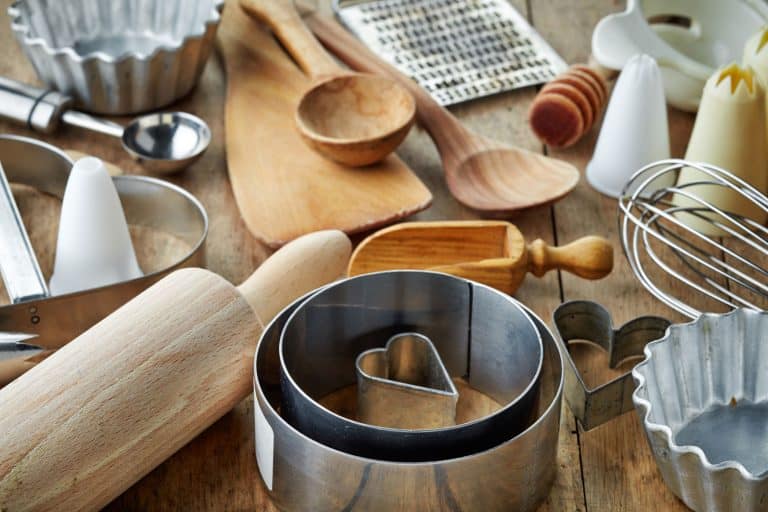 餐桌上各种各样的木制和不锈钢烘焙用具，木质餐具和器皿可以放进微波炉吗?