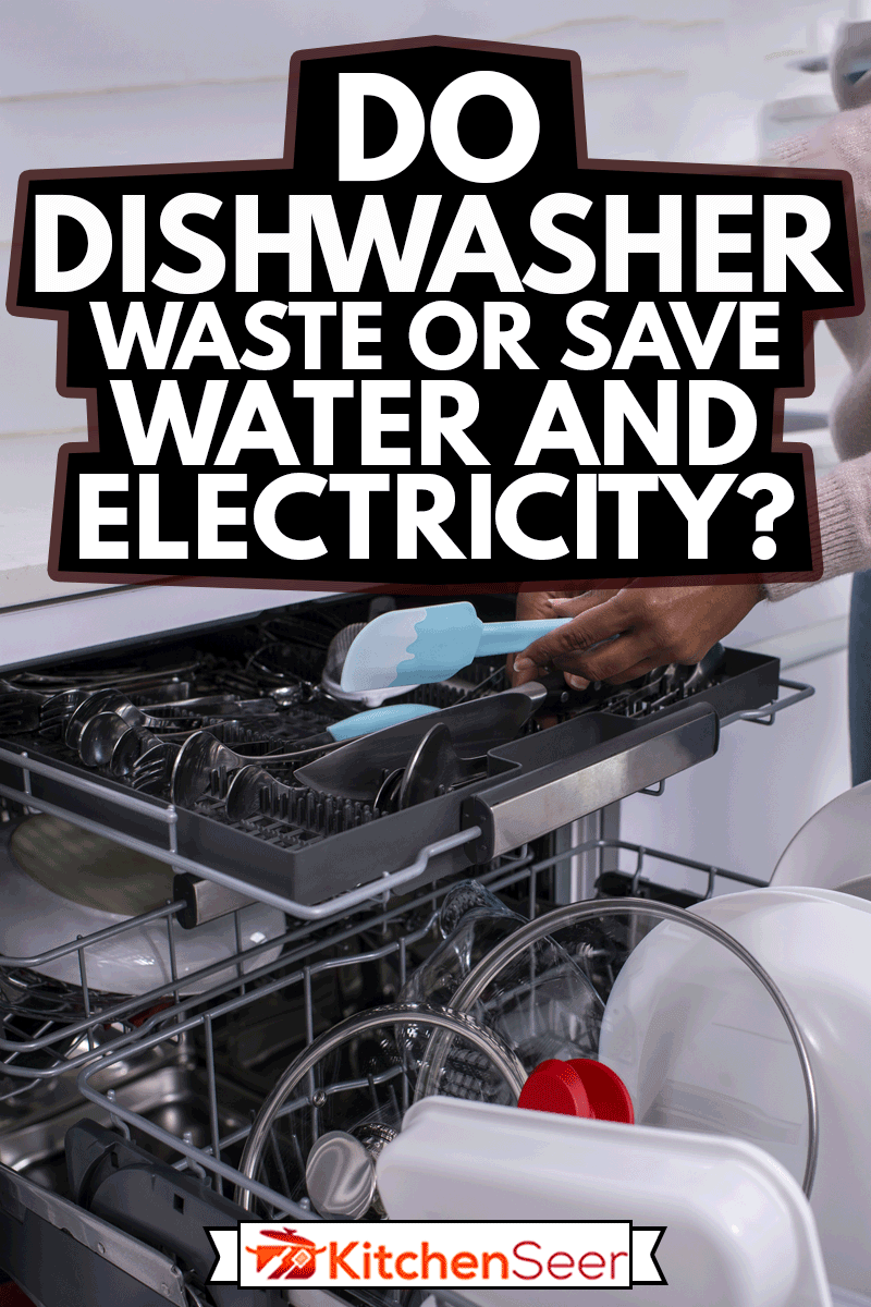 一个女人的手拿着抹刀，从洗碗机架上取出干净的餐具，洗碗机是浪费还是节省水电?