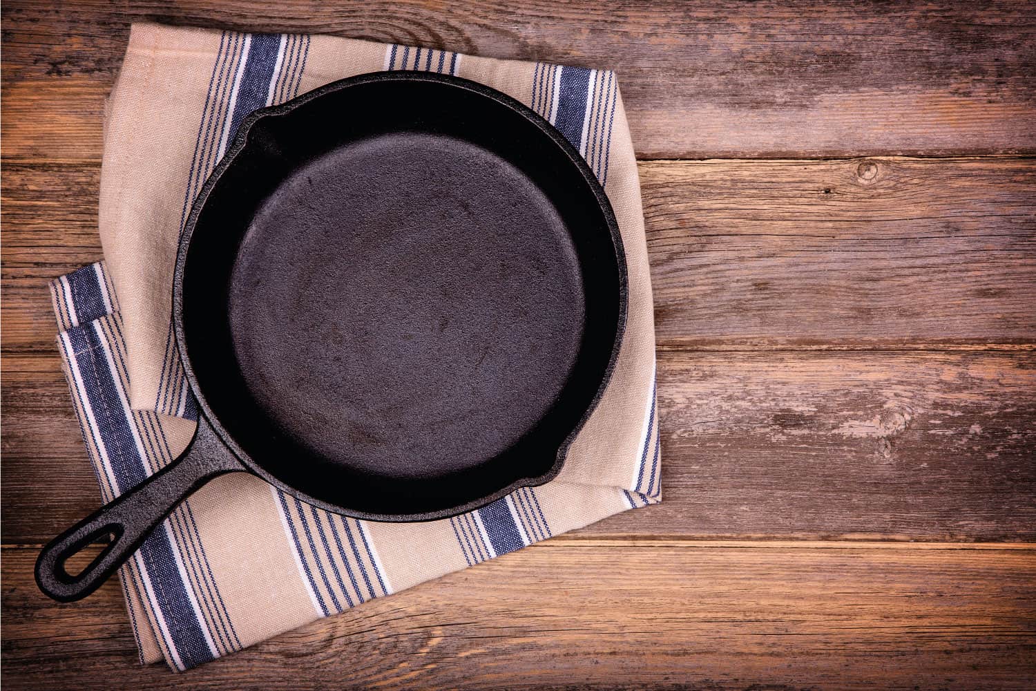 空与茶巾铸铁煎锅,老柴的背景