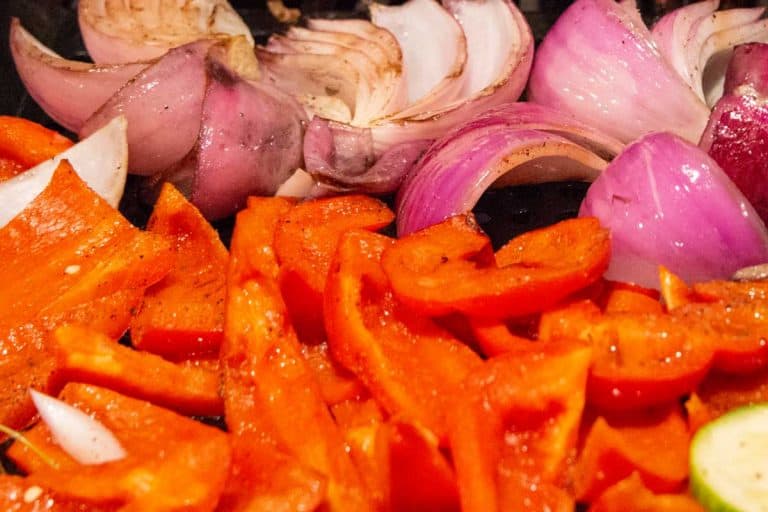 烤洋葱、辣椒和肉，辣椒和洋葱哪个烧得更快?