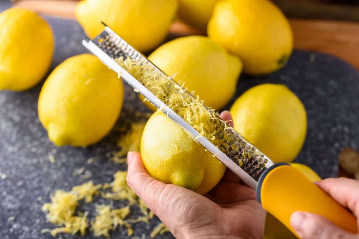用刨丝器手工削柠檬皮，《如何削柠檬皮》[5 Ways, Inc.]没有刨丝器