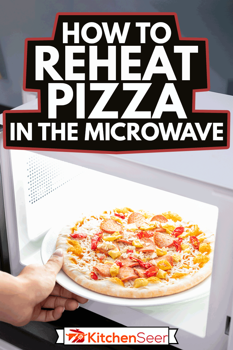 一个快乐的女人用微波炉重新加热披萨的特写，如何在微波炉中重新加热披萨