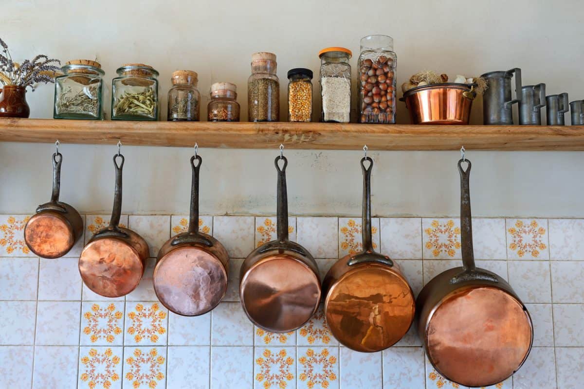 老平底锅挂在一个传统风格的厨房bd手机下载