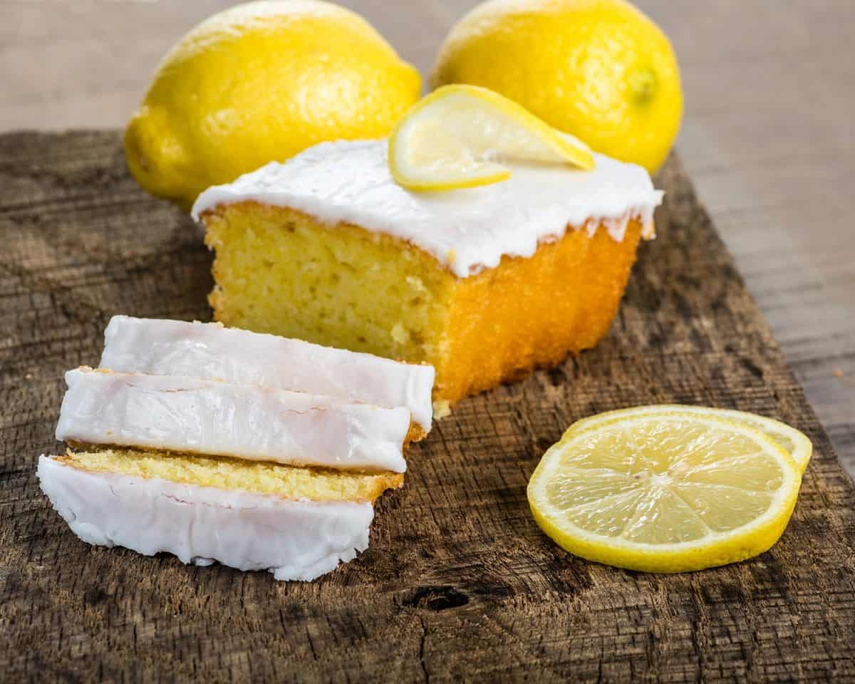 切好的柠檬蛋糕配上白色糖衣