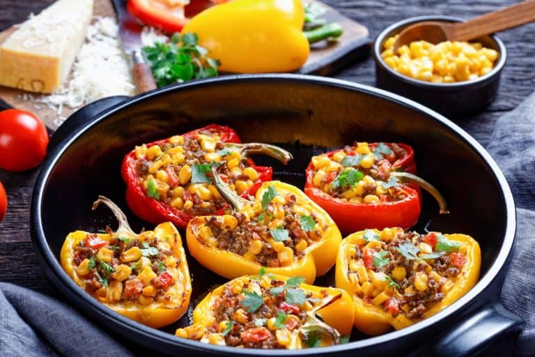 填充柿子椒与碎牛肉，玉米和奶酪，最好的辣椒填充辣椒-与其他重要的烹饪技巧