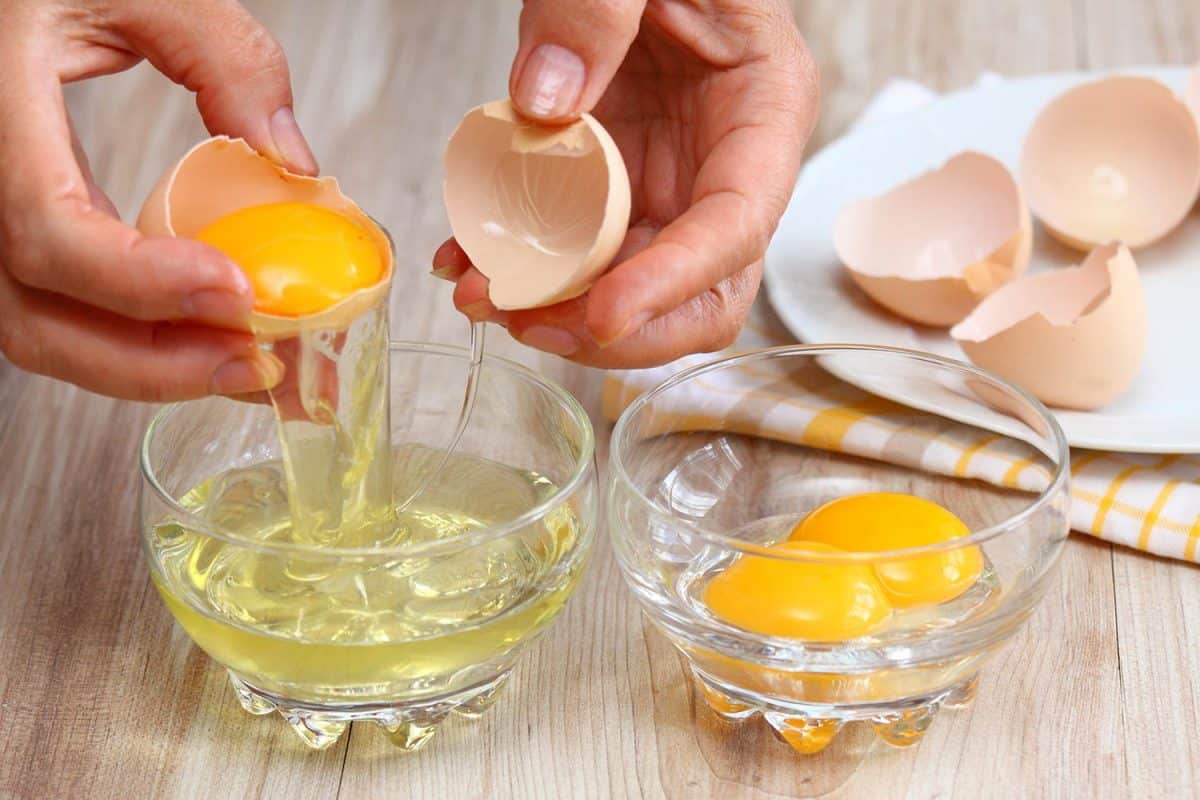 女人打碎鸡蛋，分离蛋白和蛋黄