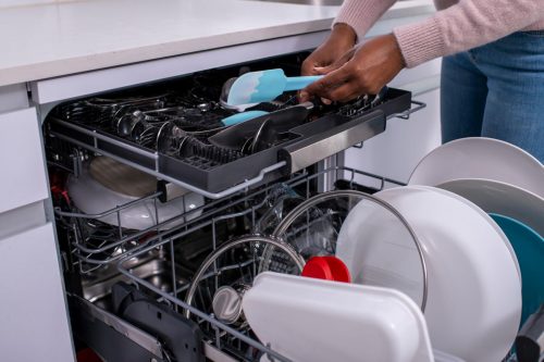 阅读更多关于如何将洗碗机固定在橱柜上的文章