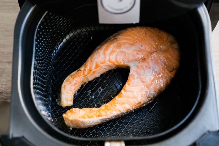 一块大的鲑鱼在空气炸锅,如何清洁一跨入空气炸锅
