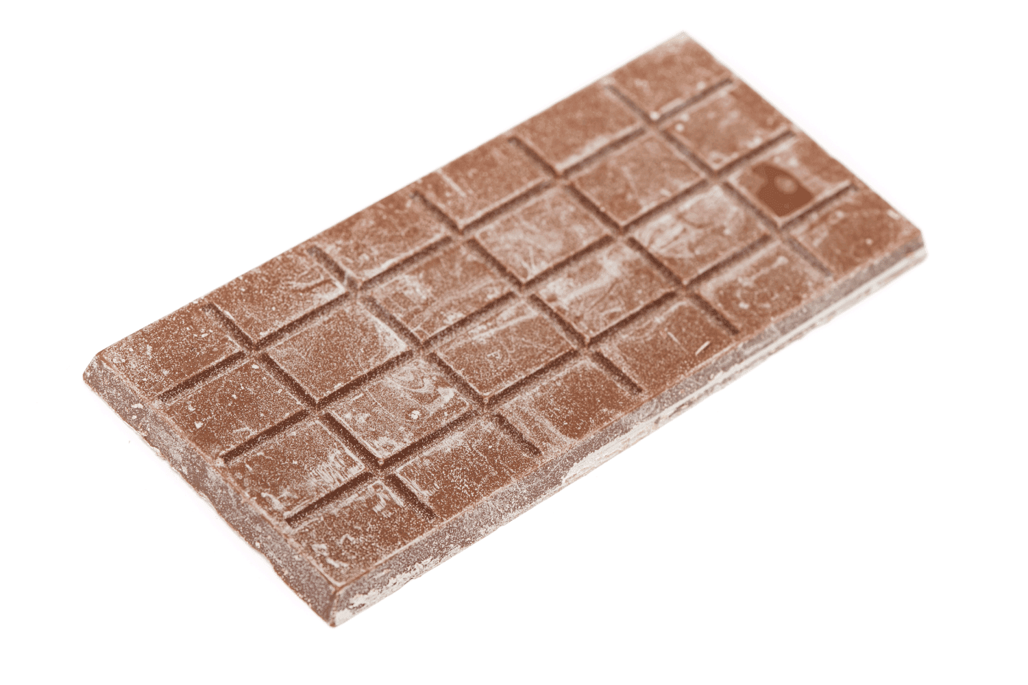 近距离的坏巧克力孤立在白色背景”width=
