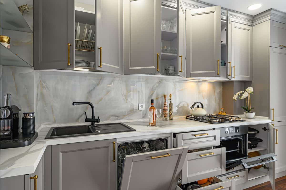 豪华的室内设计的现代现代厨房用灰色的橱柜与金处理和白色的台面bd手机下载