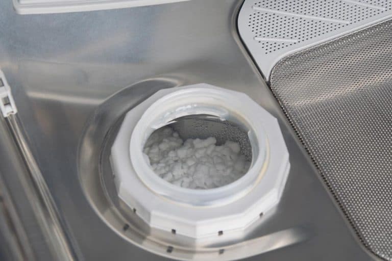 打开洗碗机盐室为软化水,应该洗碗机的盐间有水吗?