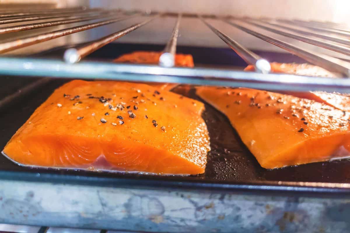 在家庭厨房烤箱中烘烤的野生健康鲑鱼排，你应该在什么温度烤鱼片?bd手机下载要多久?