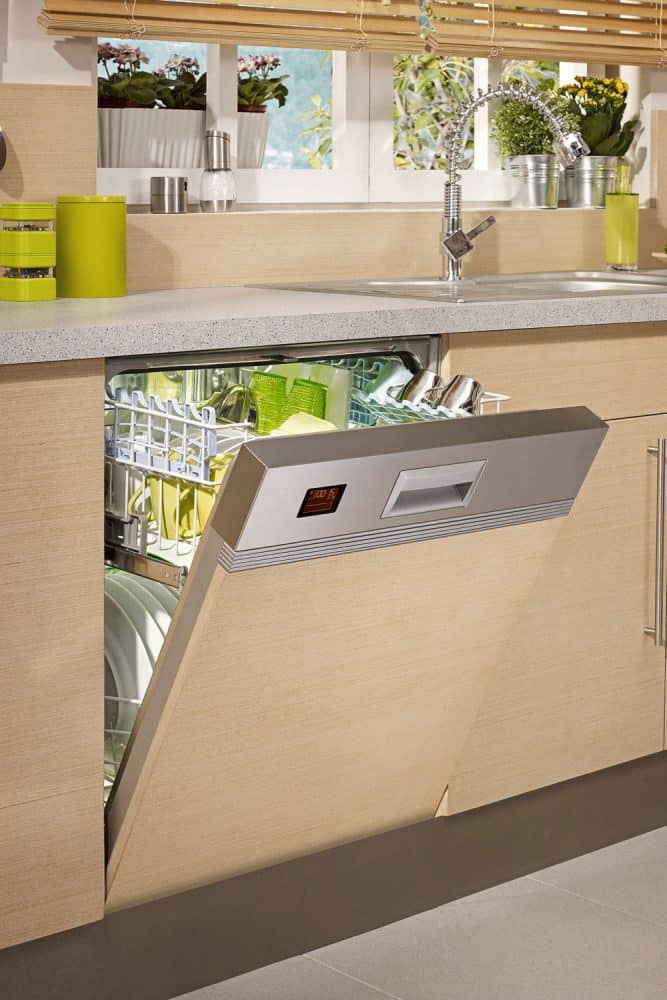 一个现代洗碗机在厨房的水槽bd手机下载