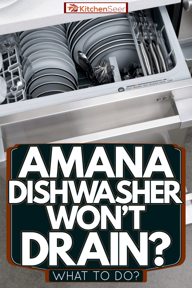 一个打开的洗碗机里有很多新洗的盘子，Amana洗碗机不会排水-该怎么办?