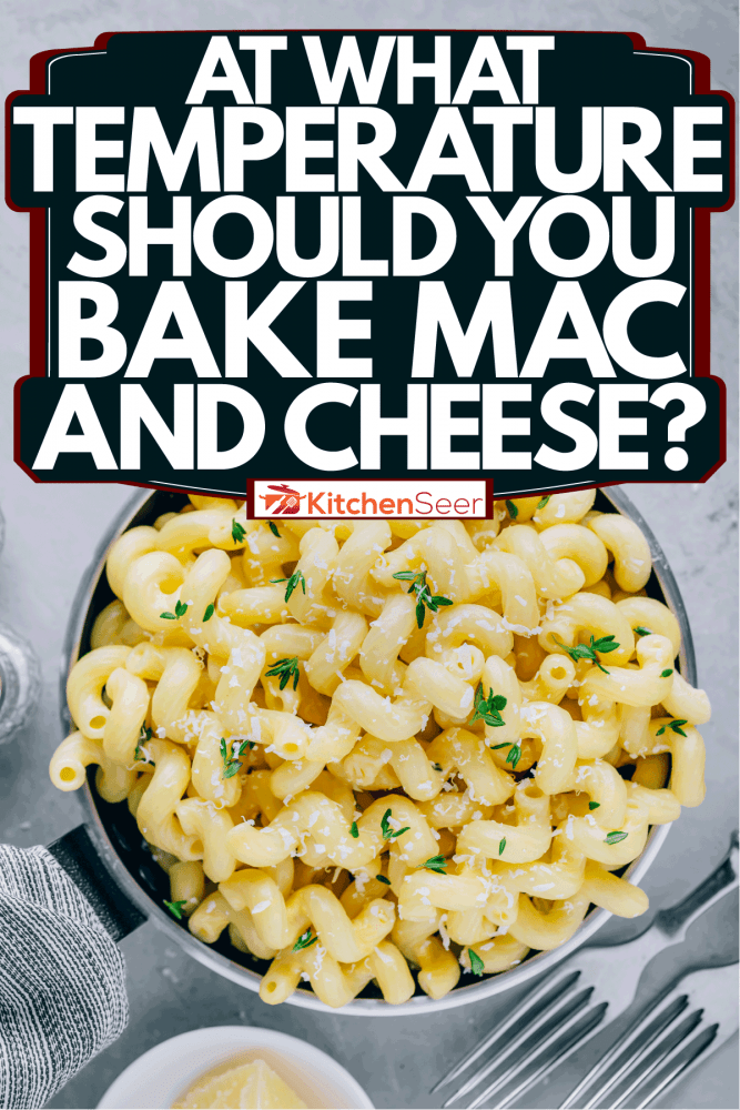 一碗美味的通心粉和奶酪放在一个小锅里，你应该在什么温度烤通心粉和奶酪?＂width=