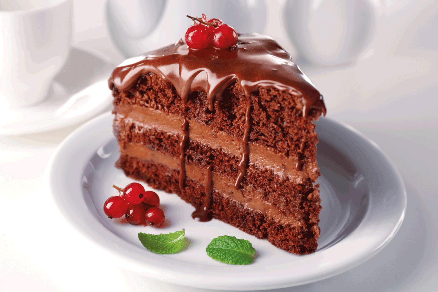 美味的巧克力蛋糕在盘子在桌子上。烘焙前应该让蛋糕面糊休息吗