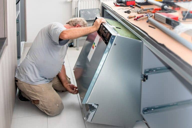 健康男性体力劳动者在厨房,安装新的洗碗机设备如何安装一个永久台面洗碗机bd手机下载